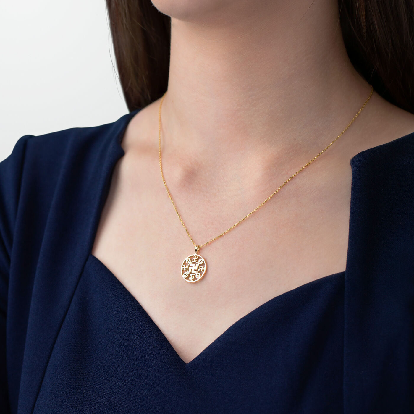 Falun Pendant 18kt Yellow Gold 17mm Chain Model Image | Shen Yun Collections