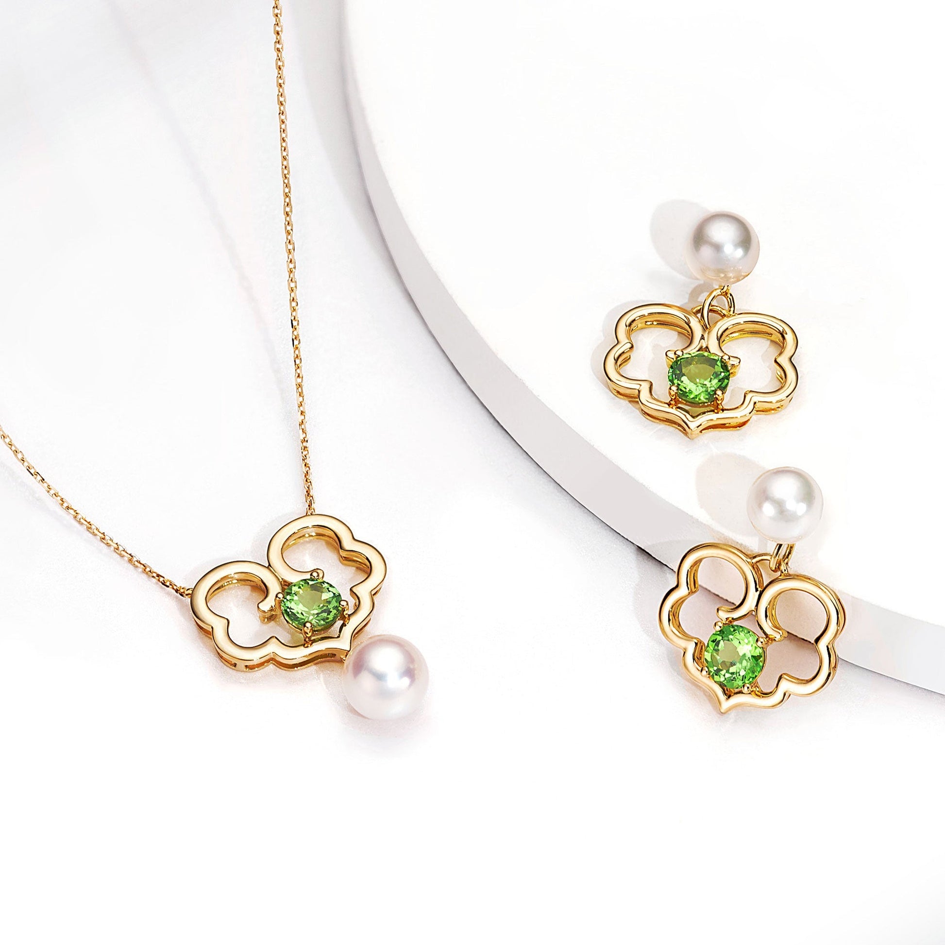 The Timeless Blessings Necklace 18kt Yellow Gold with Tsavorite life | Shen Yun Shop